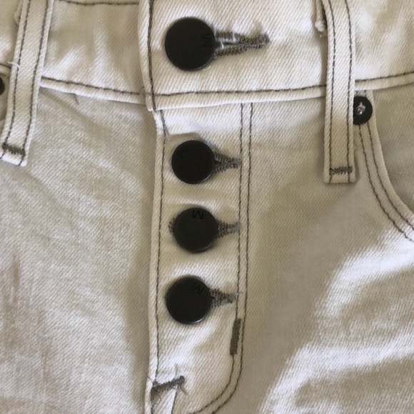Mossimo white shorts, woman’s size 2 - Picture 2 of 4